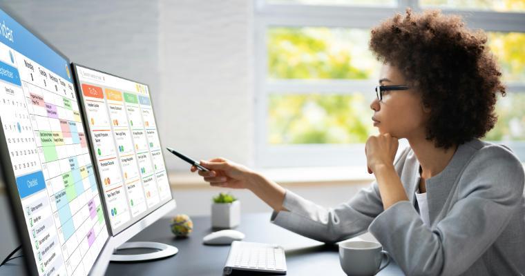 Kanban project management software on laptop with digital calendar schedule
